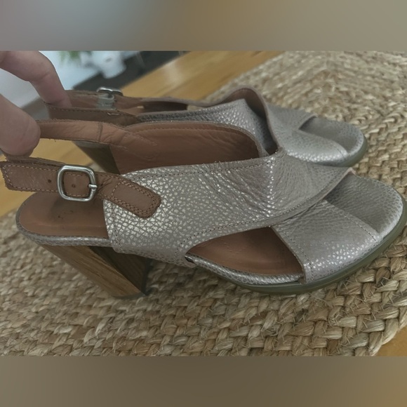 Hispanicitas gold 3” heel with faux wood grain grain heel size 39 - Picture 2 of 6